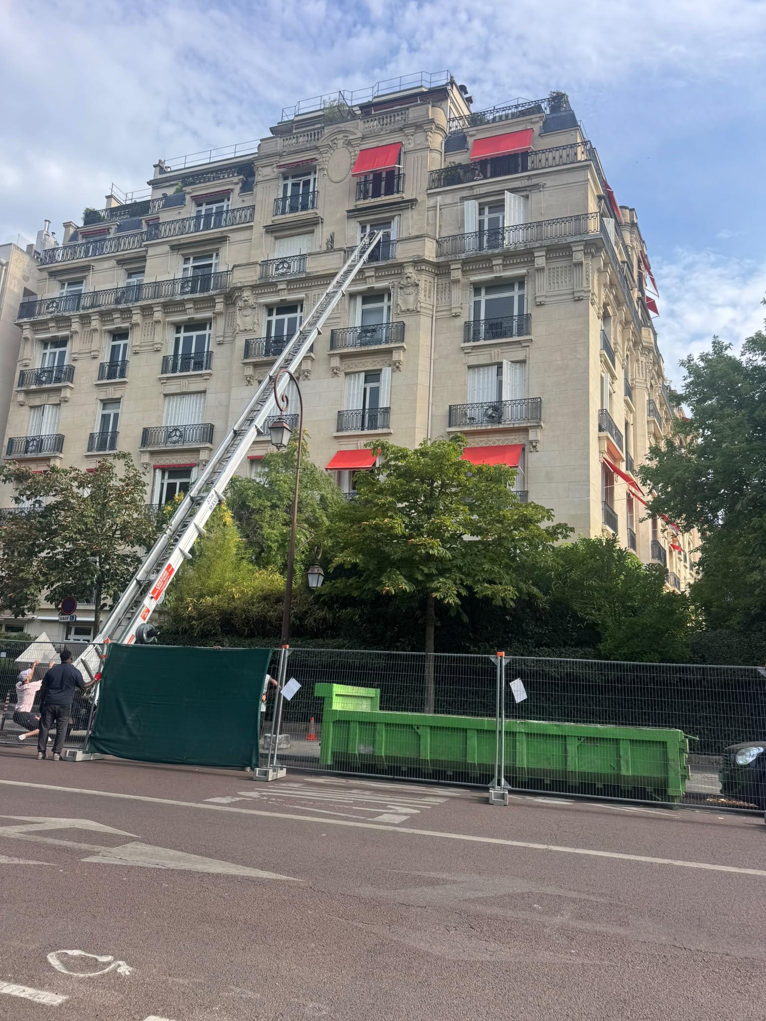 Livraison d'une benne pour un chantier de r&eacute;novation en plein Paris par Speed Benne