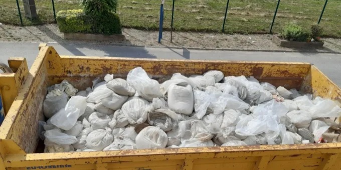 Location de benne pour débarras de maison et évacuation des encombrants Benne de location utilisée pour le débarras d'une maison avec enlèvement de meubles, encombrants et déchets divers