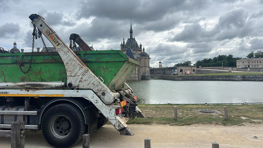 Location de benne pour évacuer les déchets de chantier Benne de location remplie de gravats sur un chantier de rénovation avec enlèvement des déchets