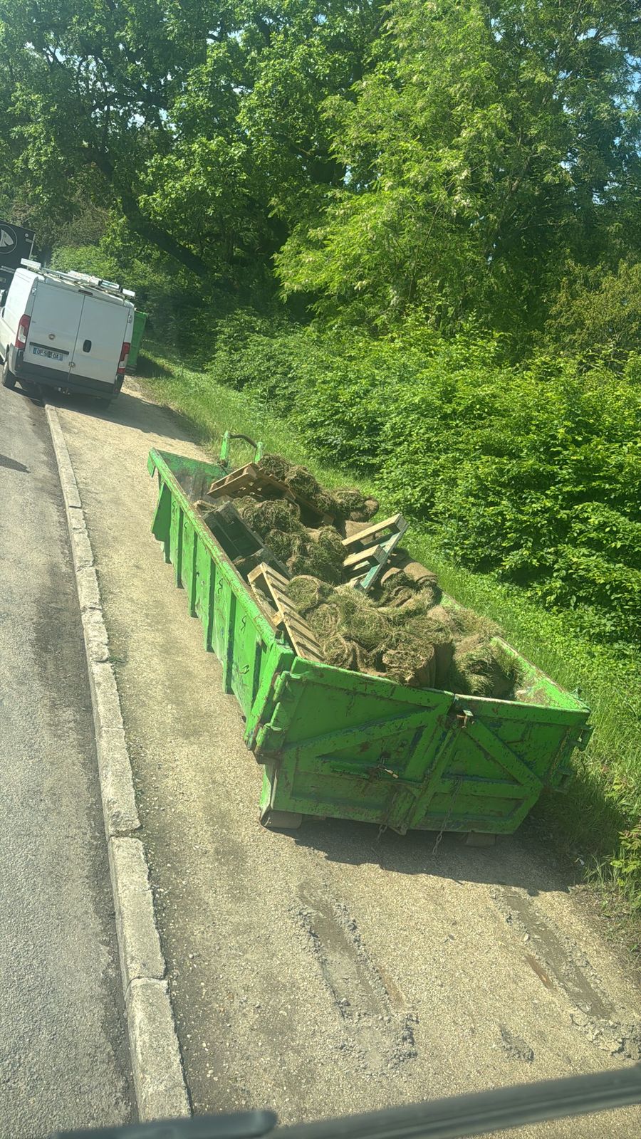 Benne de location Speed Benne install&eacute;e sur un chantier pour collecter gravats, d&eacute;chets de r&eacute;novation et encombrants partout en France