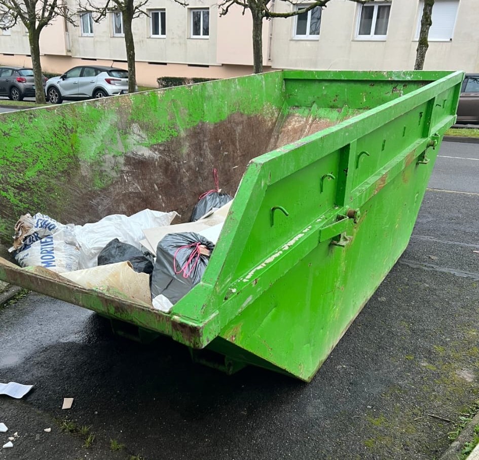 Location express d'une benne &agrave; d&eacute;chets pour d&eacute;barras et vide maison