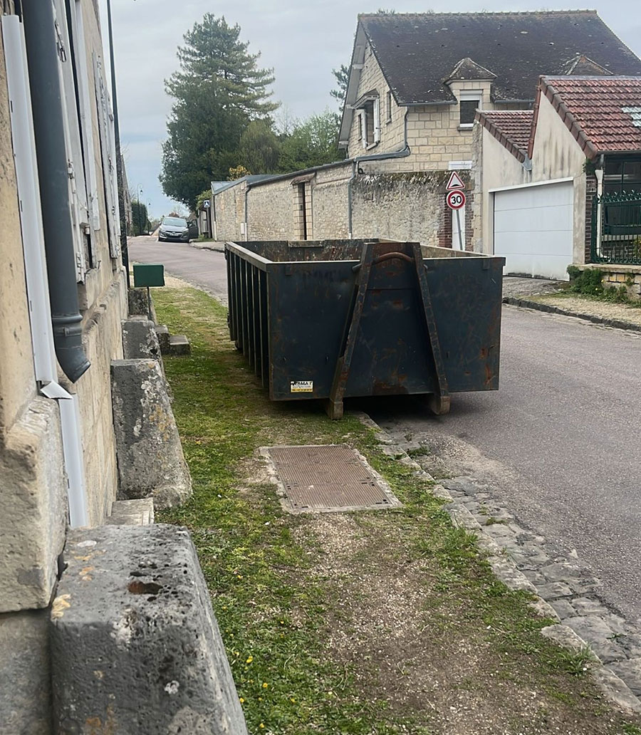 Demande de devis pour la location d'une benne install&eacute;e dans la rue pour vider une maison