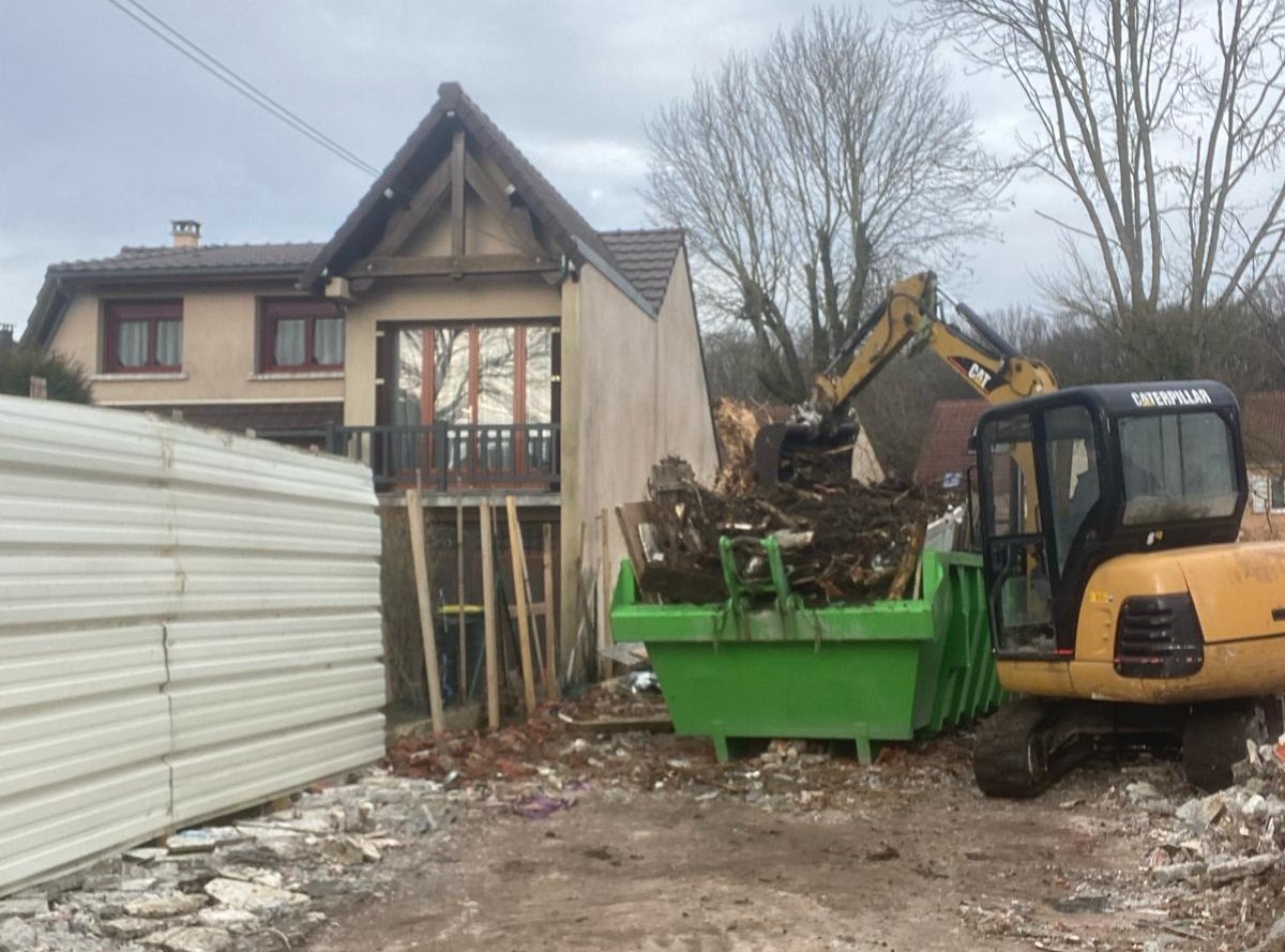 Benne &agrave; ferrailles et m&eacute;taux install&eacute;es sur un chantier de construction et r&eacute;novation de maison 